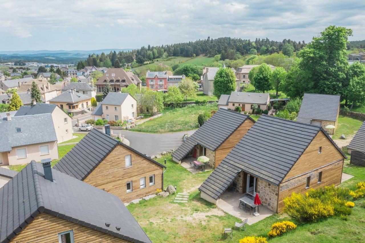 Village De Gites Les Chalets De L'Aubrac อูมอง-ทูบราค ภายนอก รูปภาพ