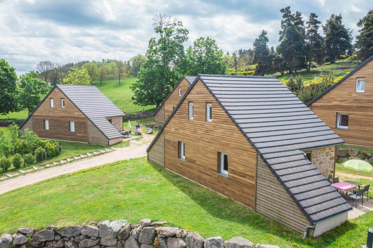 Village De Gites Les Chalets De L'Aubrac อูมอง-ทูบราค ภายนอก รูปภาพ