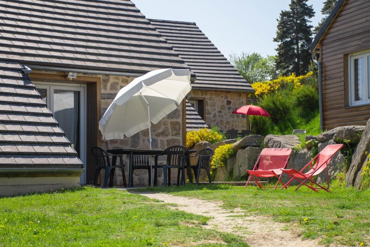 Village De Gites Les Chalets De L'Aubrac อูมอง-ทูบราค ภายนอก รูปภาพ