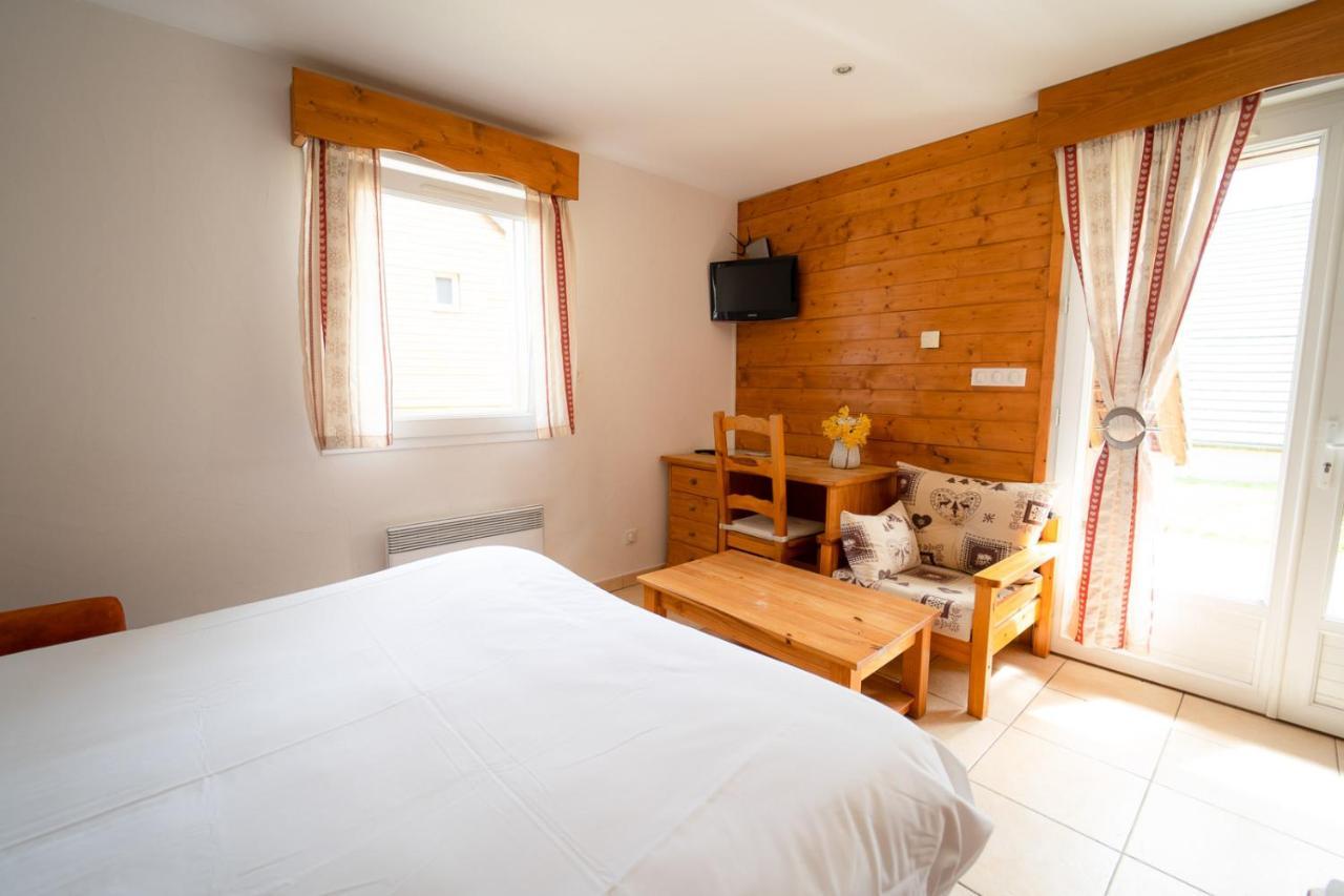 Village De Gites Les Chalets De L'Aubrac อูมอง-ทูบราค ภายนอก รูปภาพ