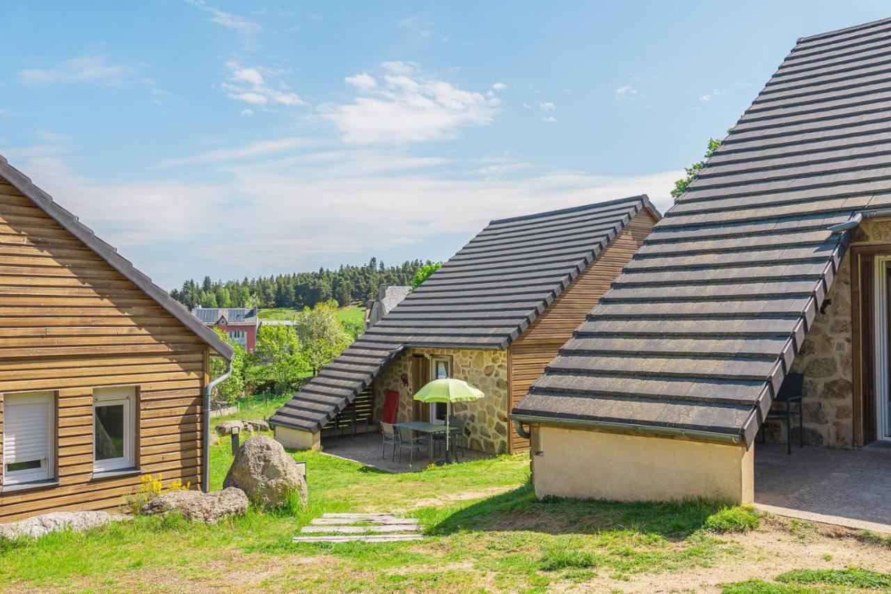 Village De Gites Les Chalets De L'Aubrac อูมอง-ทูบราค ภายนอก รูปภาพ