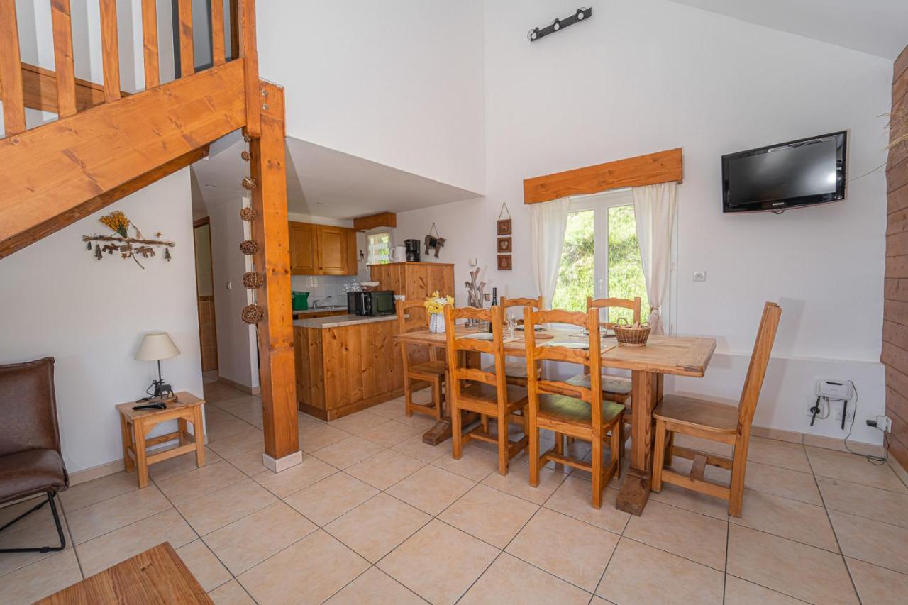 Village De Gites Les Chalets De L'Aubrac อูมอง-ทูบราค ภายนอก รูปภาพ