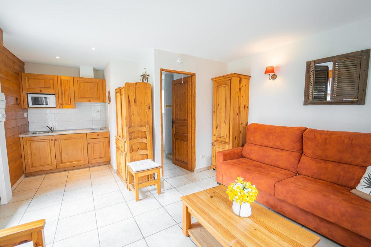 Village De Gites Les Chalets De L'Aubrac อูมอง-ทูบราค ภายนอก รูปภาพ