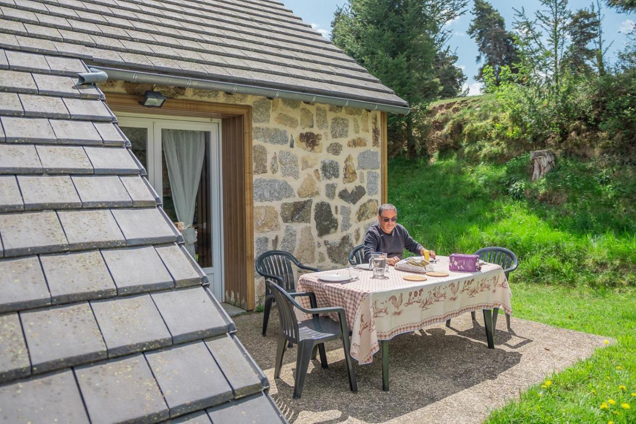 Village De Gites Les Chalets De L'Aubrac อูมอง-ทูบราค ภายนอก รูปภาพ