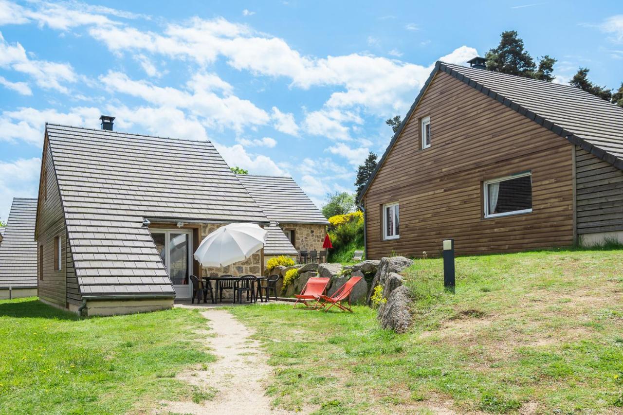 Village De Gites Les Chalets De L'Aubrac อูมอง-ทูบราค ภายนอก รูปภาพ