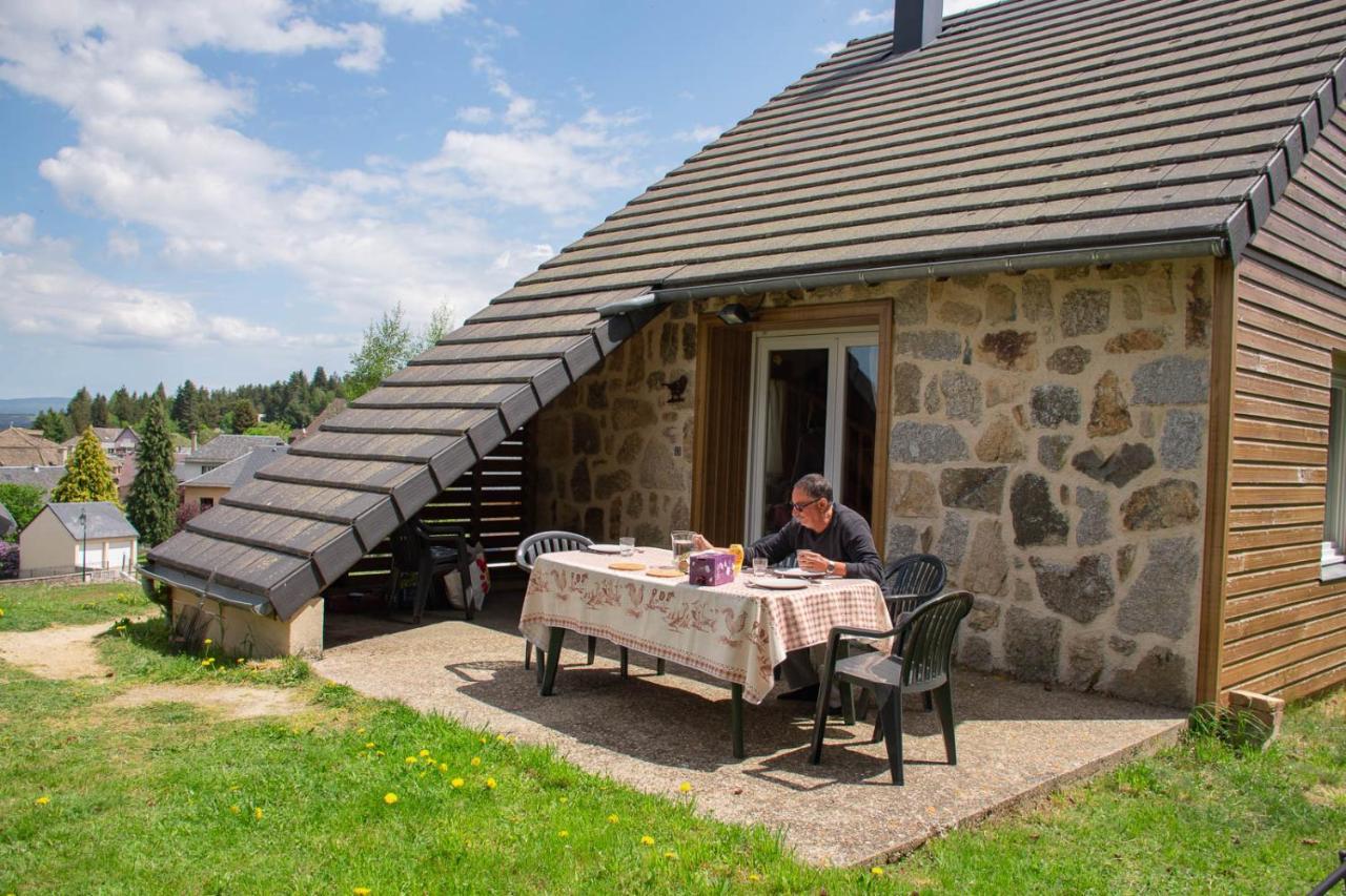 Village De Gites Les Chalets De L'Aubrac อูมอง-ทูบราค ภายนอก รูปภาพ